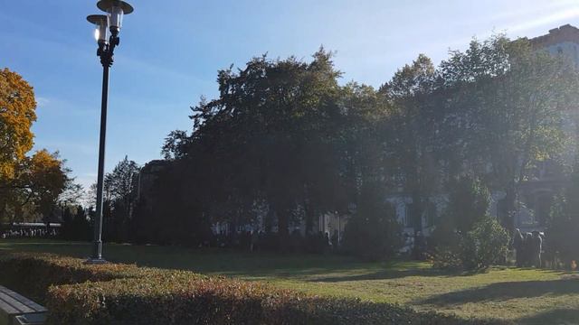 Ticīgie stāv rindā, lai pagodinātu brīnumusdarošo Kurskas - Uz saknēm atrasto Dievmātes ikonu Zīme смотреть онлайн