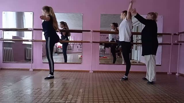 Мастер-класс "Классическая растяжка у станка на продольный шпагат ( Port de bras, перегибы корпуса)