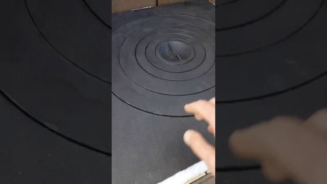 Рабочие моменты печника.Укладка чугунной плиты после футеровки печи. смотреть онлайн