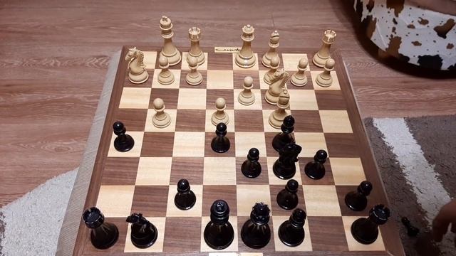 Шахматы. Пешки атакуют. Шахматная королева делает правильный ход. Применяем шахматные ловушки.
