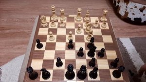 Шахматы. Пешки атакуют. Шахматная королева делает правильный ход. Применяем шахматные ловушки.