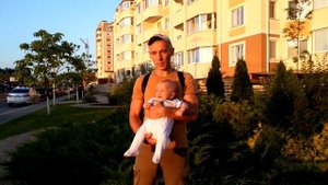 Как правильно носить маленького ребенка на руках