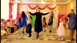 Трогательный танец дочерей и мам в детском саду