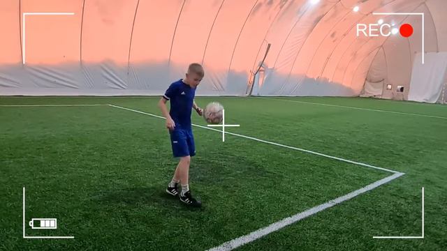 Наибольшее количество последовательных ударов ногами по футбольному мячу (жонглирование) смотреть онлайн