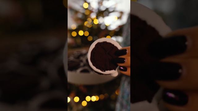 Столько надежд было на это Рождество. Мы пекли печенье, украшали ёлку, сохраняли добро в душе... смотреть онлайн