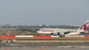 Эйрбас А380 Катарских авиалиний приземляется в аэропорту Суварнабхуми, Бангкок.