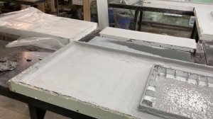 Кухонная П-образная столешница из архитектурного бетона.