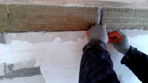 Электрика, скрутка и пайка проводов в распаечной коробке.