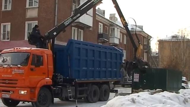 В Ревде разграбили контейнерную стоянку для мусора и купили спецмашину для уборки негабарита смотреть онлайн