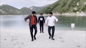 Мадина Лезгинка 2021 Девушка И Парни Танцуют Кайф На Озере Кезенойам Чечня ALISHKA Чеченская Песня