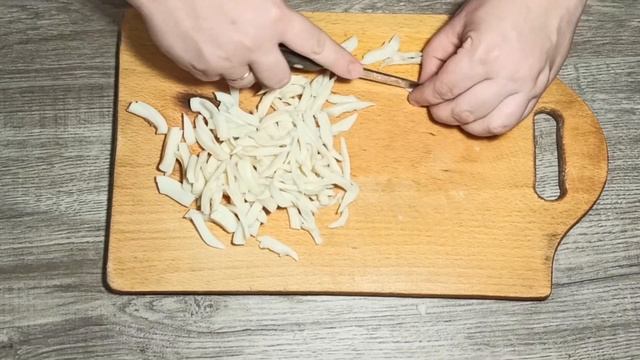 Очень ВКУСНЫЙ и ЛЕГКИЙ в приготовлении! Салат с КАЛЬМАРАМИ! Готовить просто!