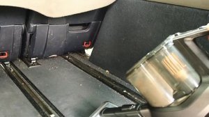 Odkurzanie mocno zabrudzonego bagażnika samochodowego odkurzaczem Philips 8000 Aqua Plus XC8349/01