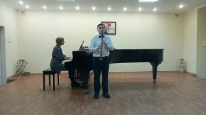 Игра на кларнете.