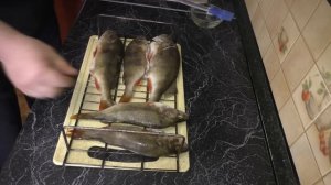 Готовим окуней горячего копчения.