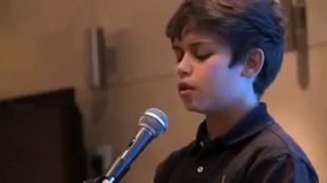 Мальчик красиво читает Коран