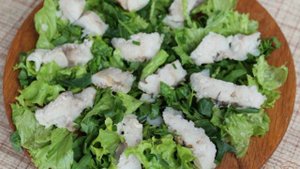 Рыбный салат с зеленью, сыром  и каперсами