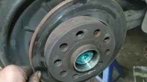 Как снять прикипевший тормозной диск со ступицы.