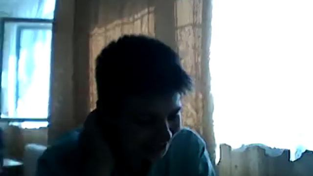 Поет песню