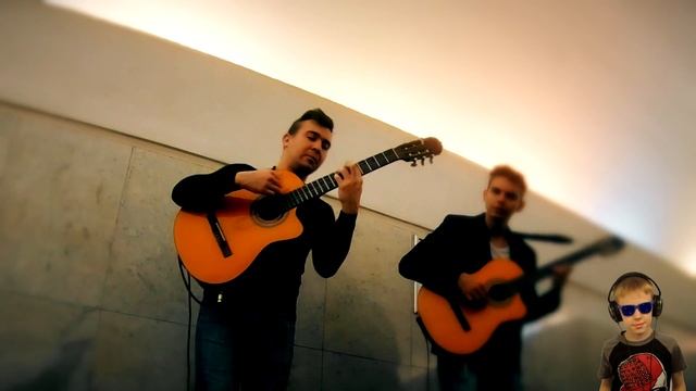 Потрясающий дуэт играет на гитаре! 2BOMB Танцуют все! metroMusicMan смотреть онлайн