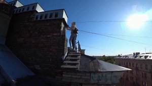 Двое молодых людей разбились насмерть, упав с крыши в центре Петербурга