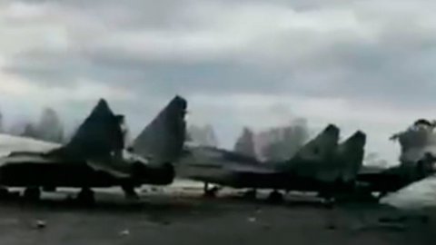 Последствия авиаудара: кадры уничтоженных МиГ-29 ВСУ на аэродроме в Ивано-Франковске