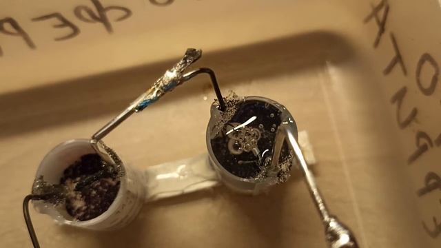 4ВОЛЬТА С ДВУХ МАЛЕНЬКИХ АЛЮМИНИЕВЫХ БАТАРЕЕК:ОПЫТ смотреть онлайн