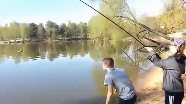 Первый раз в жизни поймала рыбу смотреть онлайн