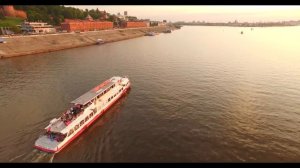 Прогулочный катер на реке Волга. Recreation and entertainment on a motor boat on the Volga River.