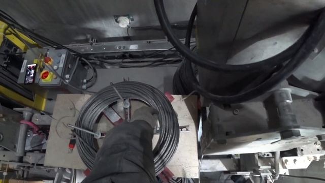 Отводной блок под кабиной, заводим троса! #лифты#эскалаторы#VSLift смотреть онлайн