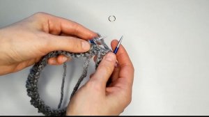 Объёмная шапка.  Вяжется очень быстро! Пряжа Superlana Maxi Alize.