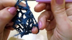 Убавление в узоре сеточка (вязание по кругу крючком). Decrease in the mesh pattern