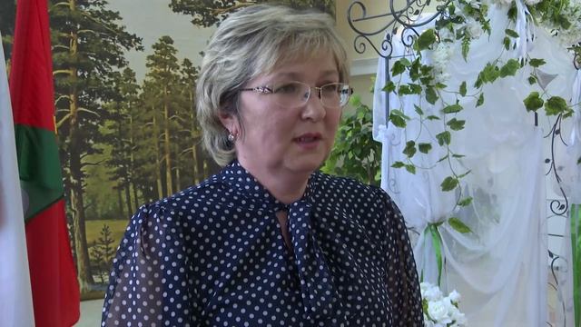 С начала года в отделе ЗАГС зарегистрировали свой брак 40 семейных пар, из них 14 межнациональные. смотреть онлайн