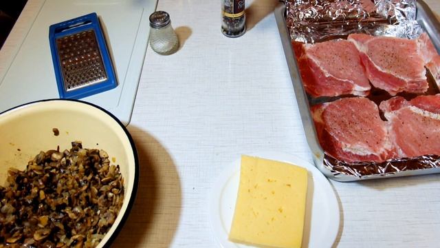 СВИНЫЕ ОТБИВНЫЕ С ГРИБАМИ И СЫРОМ в духовке | Мясо по-французски | Видео рецепты Delicious food смотреть онлайн