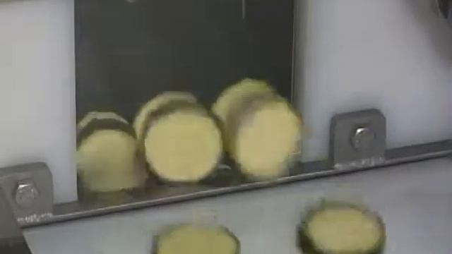Нарезка кабачков ломтиком на многофункциональном аппарате для нарезки Foodlogistik_ROVABO смотреть онлайн