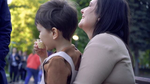 Семейная прогулка весной Если бы не уточки
