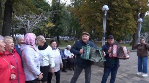 Орловский гармонист Валерий Провалёнов с коллегой и танцующие в парке Культуры 18.09.22 / ОРЁЛ