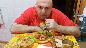 Мукбанг. Картошка с баклажанами, тефтели и армянский салат. Устал я сегодня.