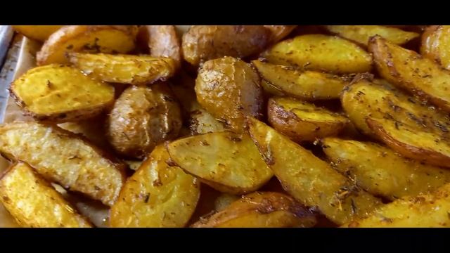 Картошечка по ДЕРЕВЕНСКИ в Духовке/ОБЗОР Огорода ДЫНИ АРБУЗЫ/Дача нас всех КОРМИТ/ПЕРВЫЙ УРОЖАЙ смотреть онлайн