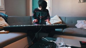 Профессиональный пианист играет на дешевом пианино