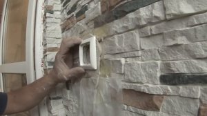 12. "Камень": розетки-выключатели на кривую стену