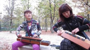 大正琴in Paris Jardin des Tuileries 【ハイ・ホー 愛の讃歌】 Saori Matsuno Japanese Harp Taishogoto