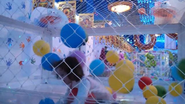 Олеся на детской площадке ТРК "Весна" смотреть онлайн