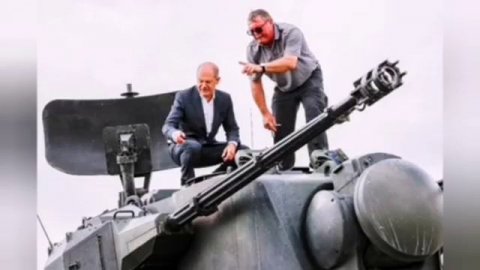 Шольц полез в танк, чтобы лично ознакомиться с образцами поставляемых Украине танков «Гепард»