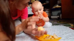 Прикорм яблоко II Максим пробует яблоко II Как давать прикорм твердая пища