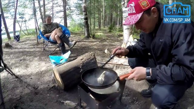 Уха с брусникой на шишках. Рыбалка. Рыбинское водохранилище. смотреть онлайн