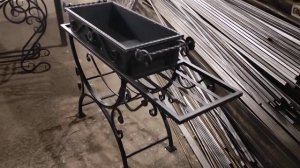 мангал с коваными элементами и съемной жаровней