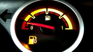 Сколько автомобиль может еще проехать, когда загорелась красная лампочка