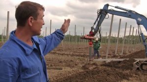 Установка столбов для противоградной сетки