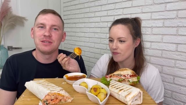 МУКБАНГ Домашние бургеры шаурма Бейби картофель кисло-сладкий соус MUKBANG shawarma burgers смотреть онлайн
