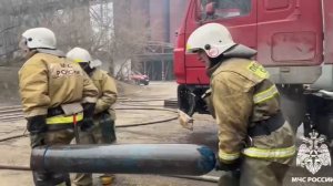 Сотрудники МЧС России ликвидировали пожар в автомастерской в Кемерове